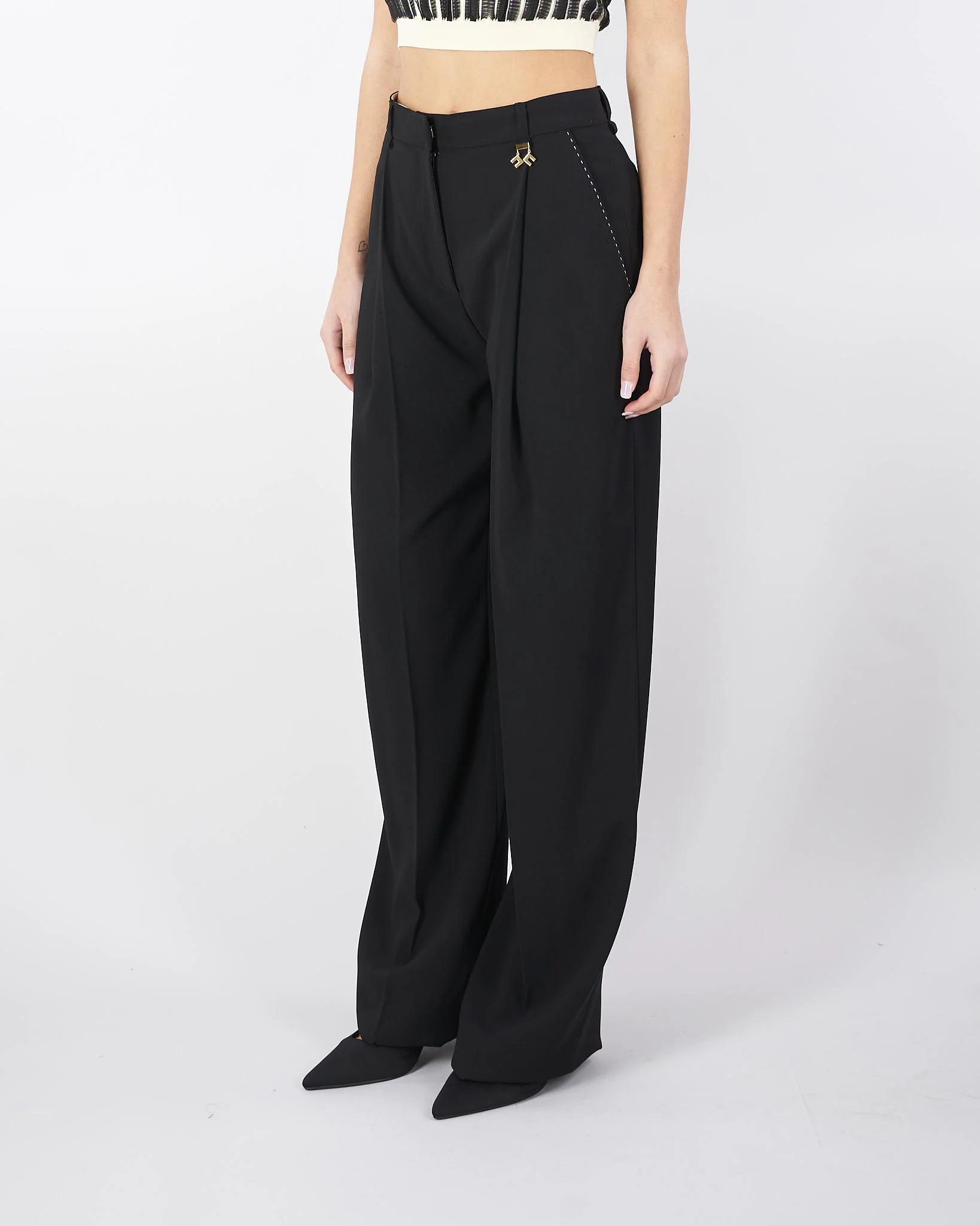 Pantaloni Nero in crêpe con impunture a contrasto - immagine 4