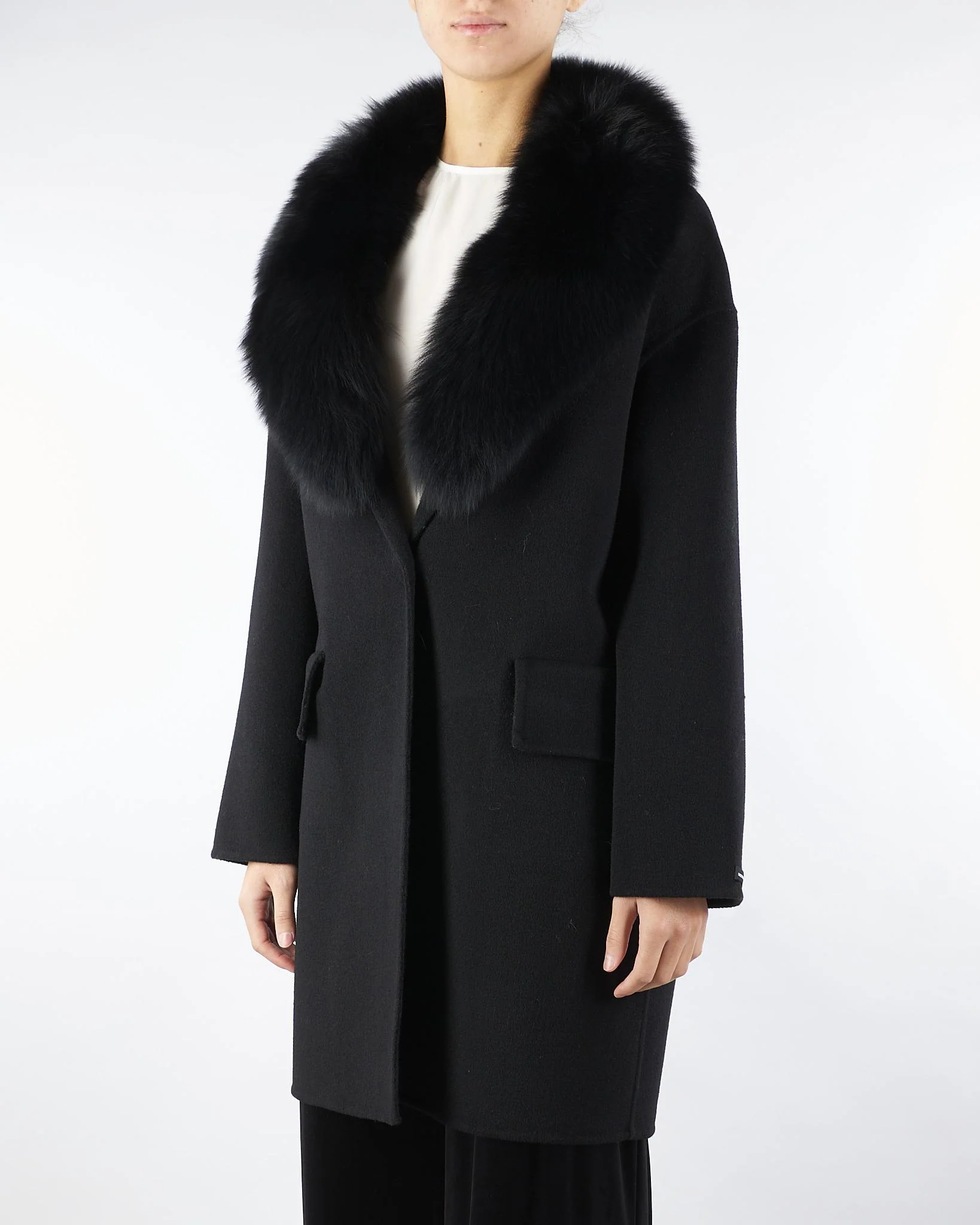 Cappotto in pura lana e cashmere con inserti in vera pelliccia - immagine 4