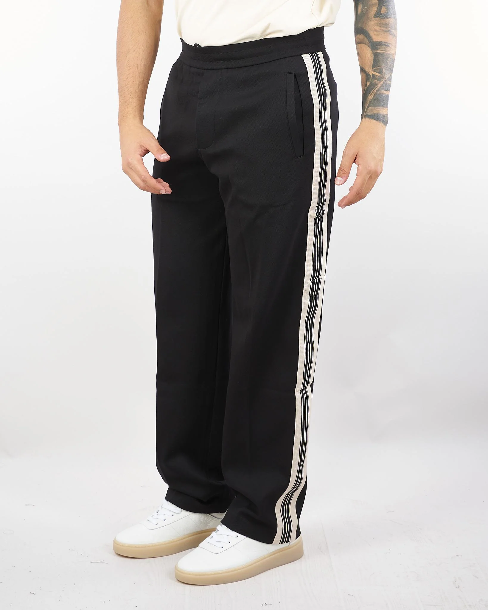 Pantaloni Nero in tuta con bande a contrasto - immagine 4