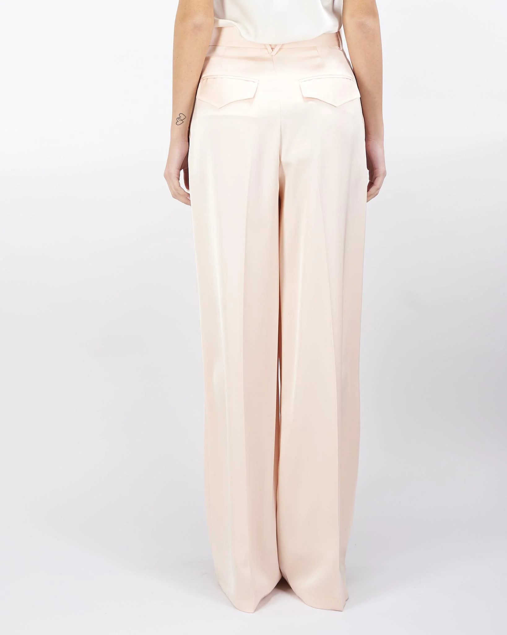 Pantalone Cipria ampio con doppia pinces in raso heavy - immagine 3